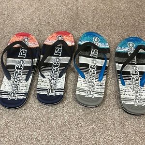2 pairs of men’s thing flip flops